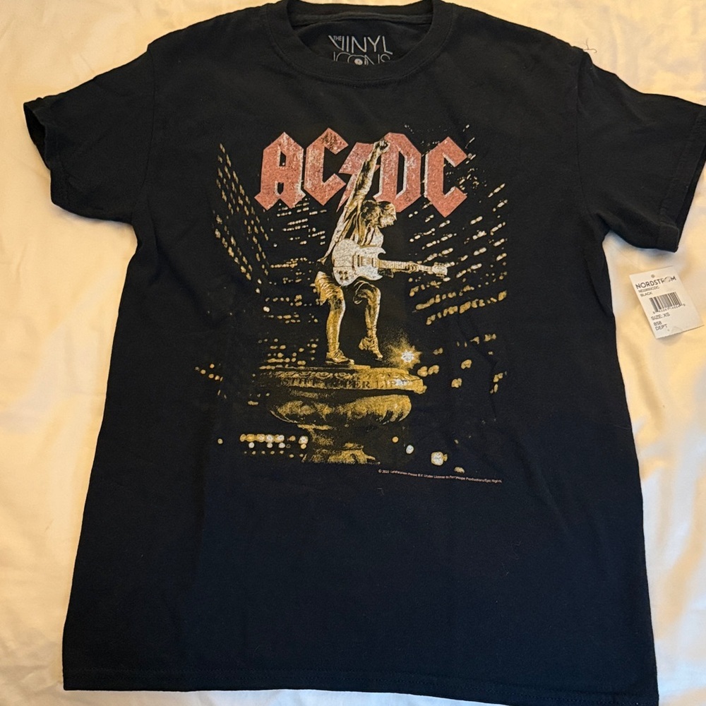 NWT Vinyl Icons AC/DC “Stiff Upper Lip” Tour Tee Shirt. Unisex. Size XS.